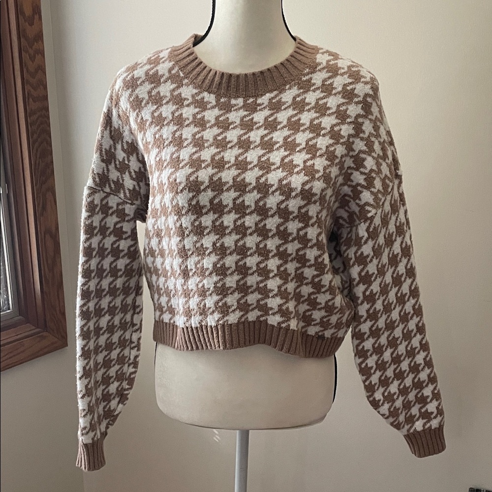 Hollister Brown and White Houndstooth Sweater